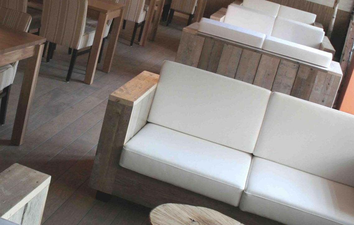 Zitbanken steigerhout op maat gemaakt bedrijfsrestaurant in Almelo