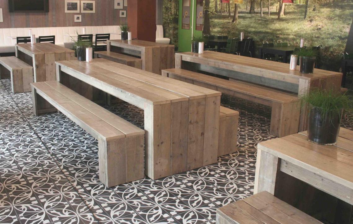 Restaurant tafels van steigerhout op maat gemaakt met zitbanken