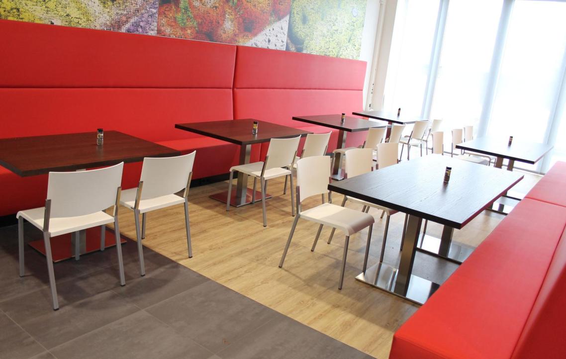Interieurontwerp bedrijfsrestaurant Lidl met maatwerk tafels op kolompoten