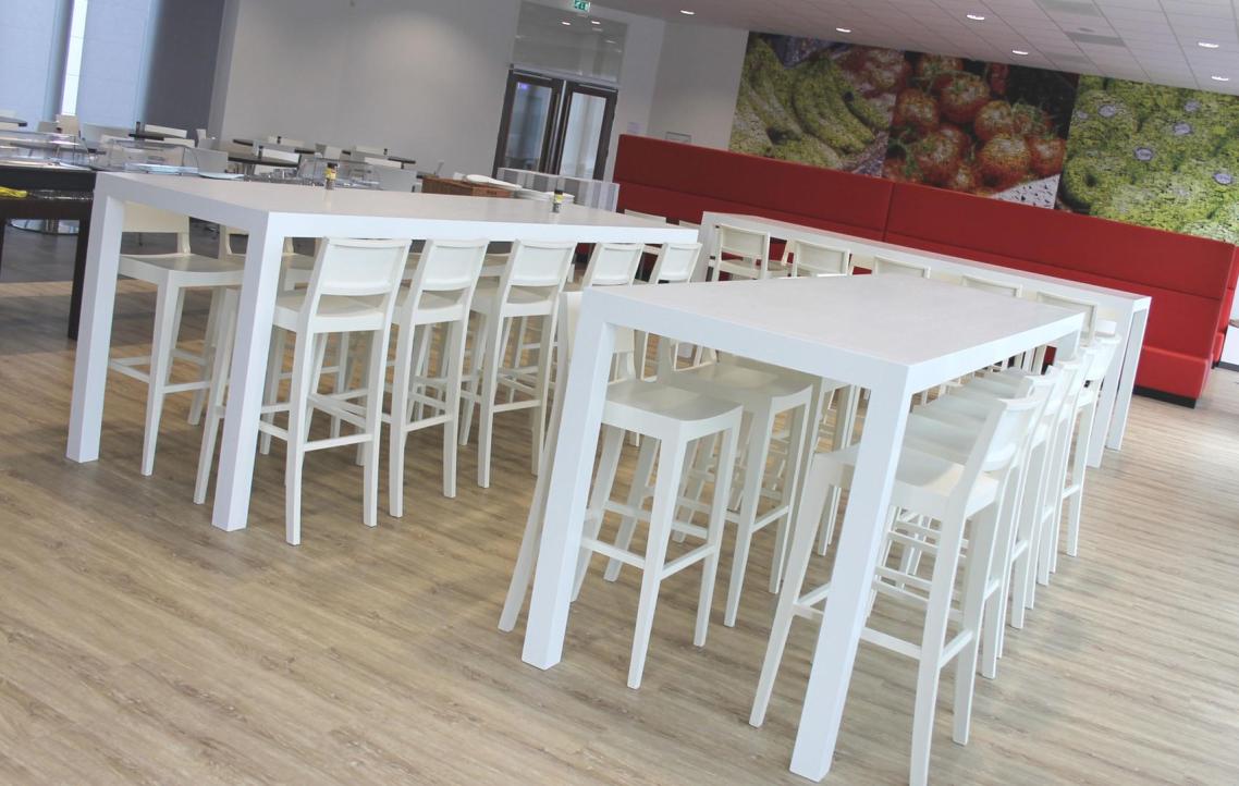 Hoge restaurant tafel eiken volledig wit met barkrukken van Satelliet