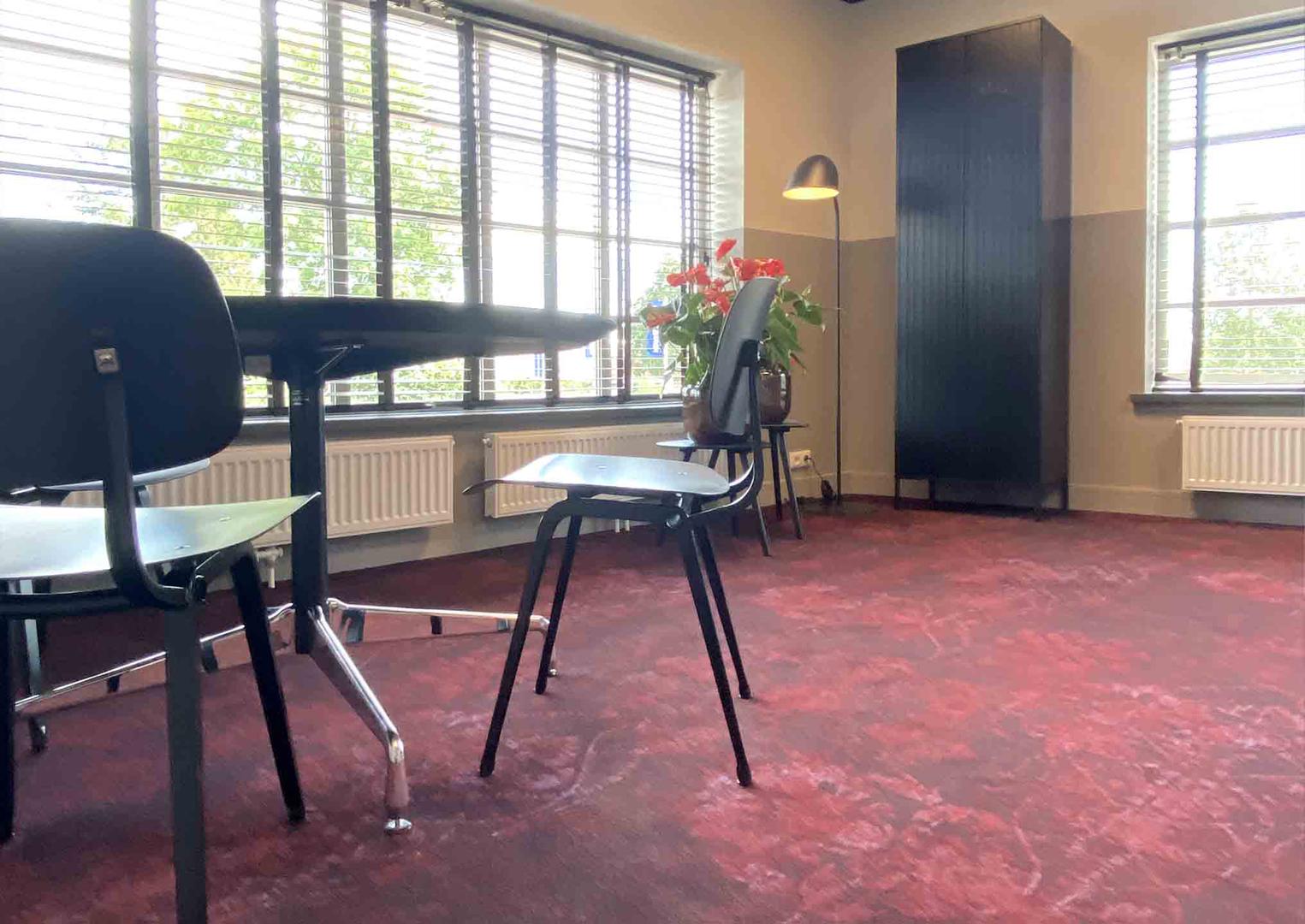Make-over kantoor met ronde tafel en 4 stoelen
